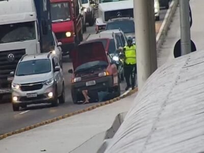 Carro enguiçado interdita faixa central da Avenida Brasil, sentido Centro, em Guadalupe; CET-Rio no local para orientar.