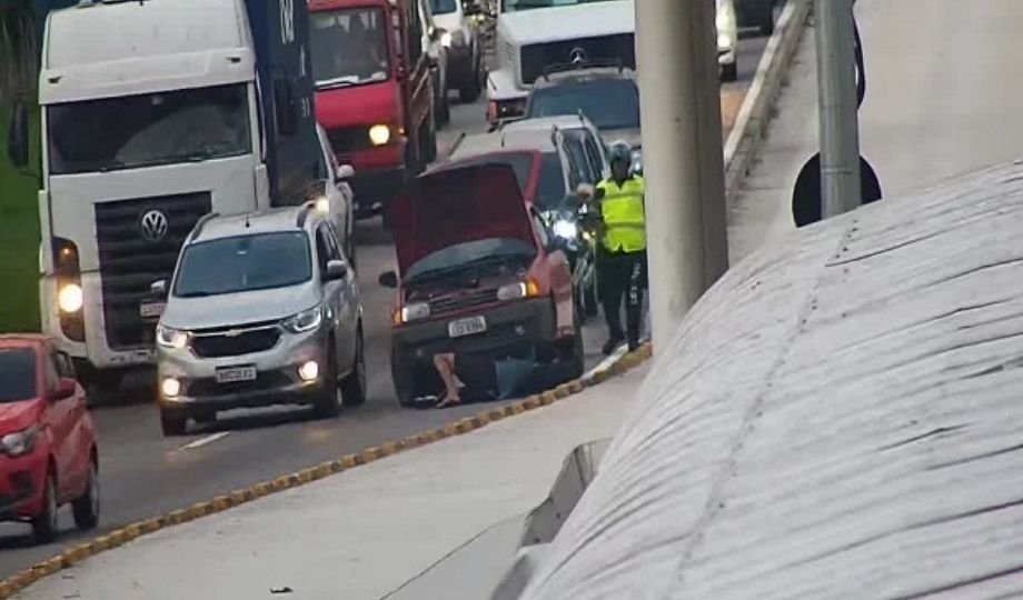 Carro enguiçado interdita faixa central da Avenida Brasil, sentido Centro, em Guadalupe; CET-Rio no local para orientar.