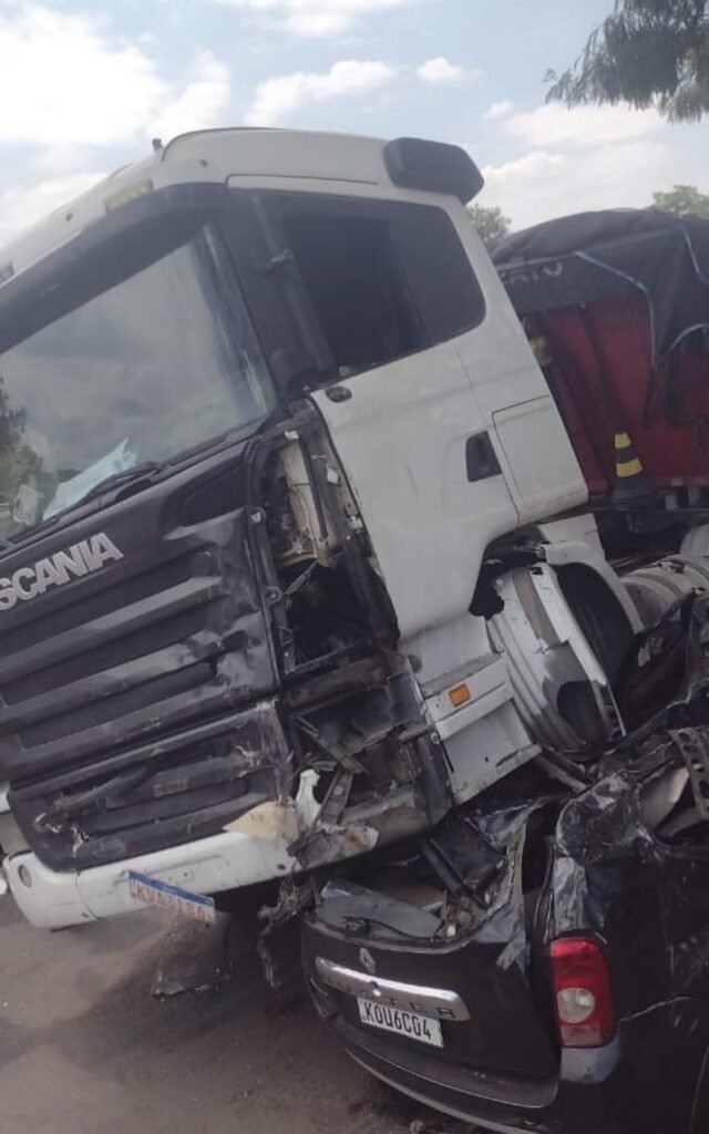 Acidente na Avenida Brasil deixa um morto e quatro feridos