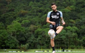 Alex Telles e Gatito Fernández voltam aos treinos no Botafogo