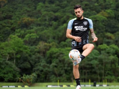 Alex Telles e Gatito Fernández voltam aos treinos no Botafogo