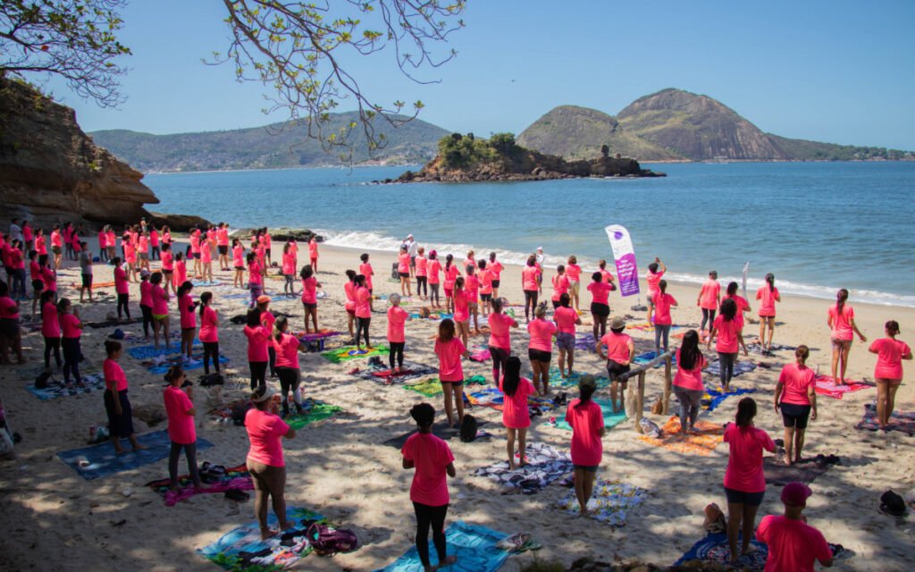 Aulão de Yoga na Praia marca início do Outubro Rosa em Niterói