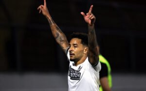 Botafogo coloca pressão no Bragantino e vence no final