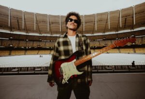 Bruno Mars curte noite em bar antes de turnê no Brasil
