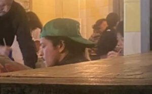 Bruno Mars curte noite em bar antes de turnê no Brasil