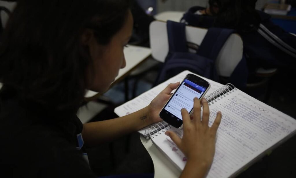 Câmara dos Deputados aprova proibição de celulares nas escolas