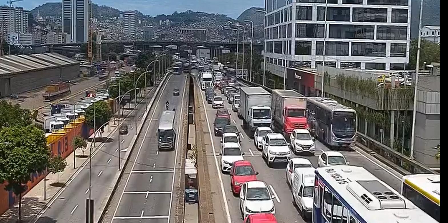 Trânsito complicado no Rio após acidente com vítima fatal na Ponte Rio-Niterói, causando lentidão em várias avenidas