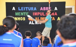 Caravana da Cultura leva arte às escolas de Maricá