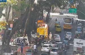 Carro capota em Copacabana e deixa ferido - Vídeo