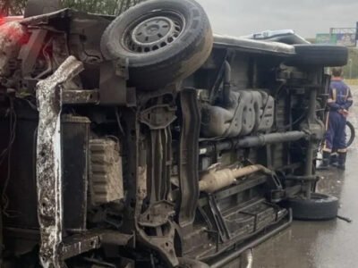 Carro capota na Avenida Brasil e deixa feridos