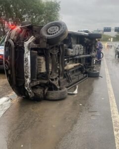 Carro capota na Avenida Brasil e deixa feridos