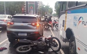 Colisão entre ônibus, carro e moto deixa ferido no Leblon