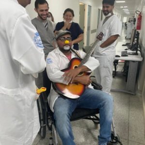 "Doutores da Alegria" levam sorrisos a pacientes em Saquarema