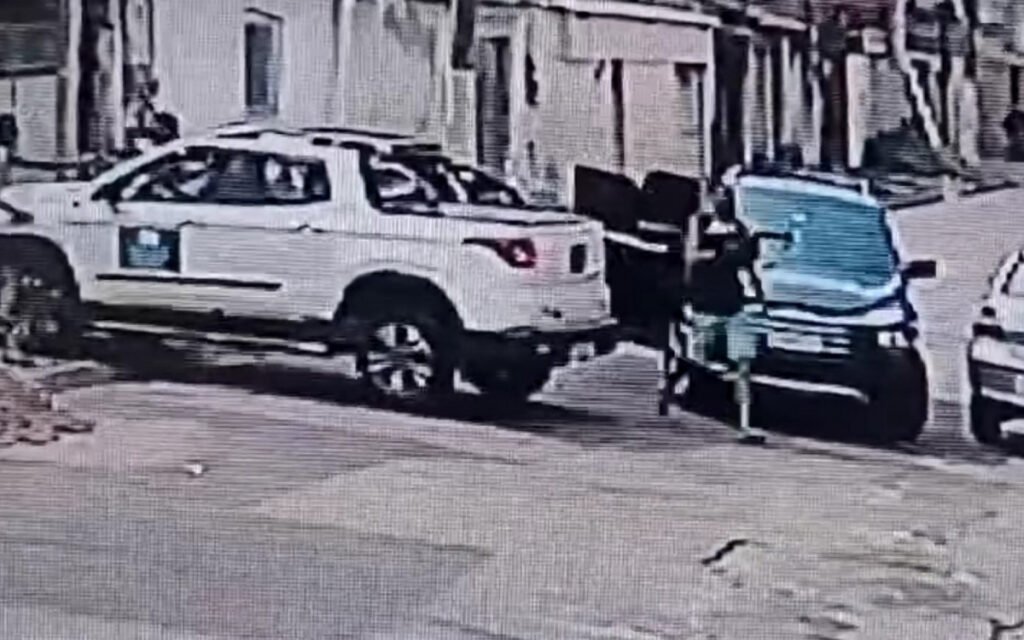 Família tem carro roubado por bandidos armados - Vídeo