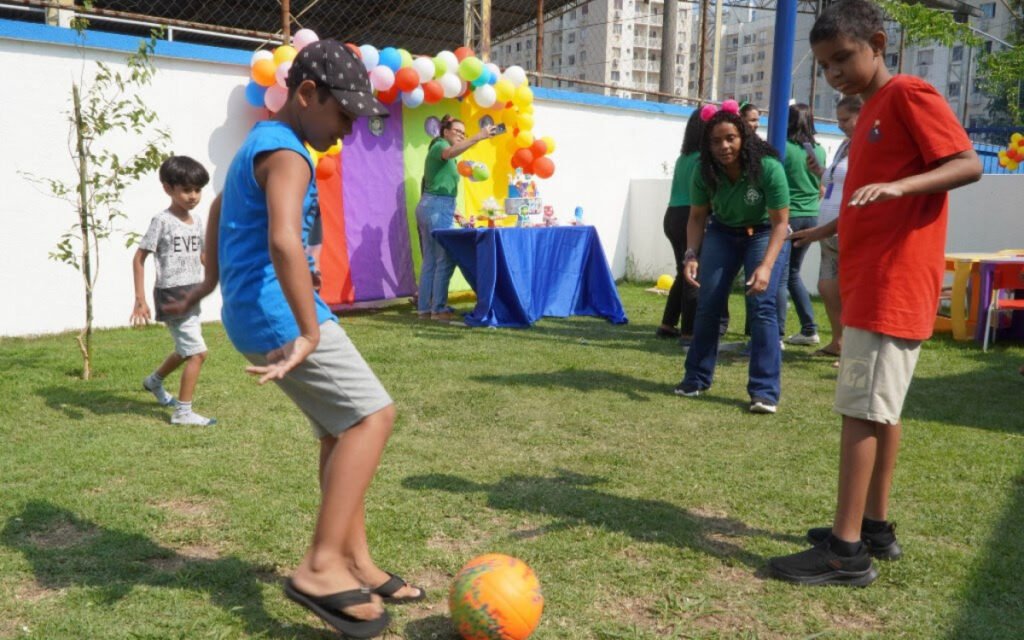 Festa contagia crianças no CER em São Gonçalo