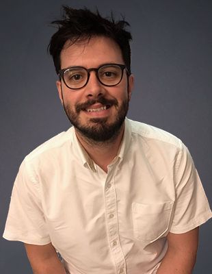 psicólogo, fundador e CEO da Equipe AT, empresa com foco em Acompanhamento Terapêutico (AT) e atendimento fora do consultório, que atua em São Paulo (SP) desde 2012. Especialista em orientação parental e atendimento de crianças, jovens e adultos. Especialista em Clínica Analítico-Comportamental. Mestre em Psicologia da Educação pela Pontifícia Universidade Católica (PUC-SP). Professor do Curso de Acompanhamento Terapêutico do Grupo Interdisciplinar de Estudos de Álcool e Drogas – Instituto de Psiquiatria Hospital das Clínicas (GREA-IPq-HCFMUSP). Professor e Coordenador acadêmico do Aprimoramento em AT da Equipe AT. Formação em Psicoterapia Baseada em Evidências, Acompanhamento Terapêutico, Terapia Infantil, Desenvolvimento Atípico e Abuso de Substâncias.