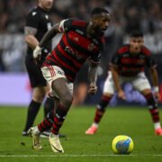 Gerson quase desfalcou o Flamengo contra o Corinthians