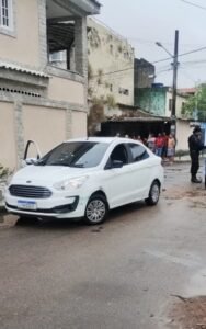 Homem é alvo de nove disparos em praça de Bangu