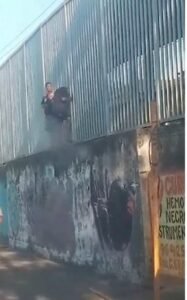 Homem fica com cabeça presa na grade de estação de trem - Vídeo