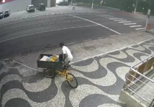 Homem furta caixas de banana em Icaraí