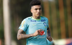 Igor Jesus treina como titular em preparação da seleção brasileira