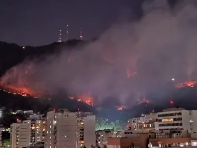 Incêndio atinge área próxima às torres de TV no Rio