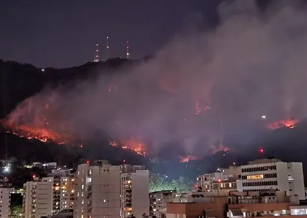 Incêndio atinge área próxima às torres de TV no Rio