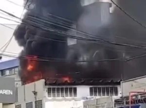 Incêndio destrói empresa em Niterói - Vídeo