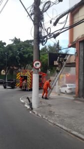 Incêndio devasta imóvel no Centro de Niterói e trânsito na Amaral Peixoto é desviado
