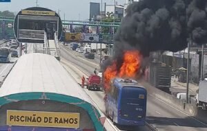 Incêndio em ônibus afeta trânsito na Avenida Brasil