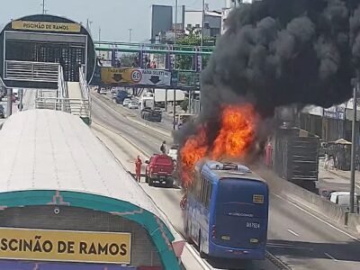 Incêndio em ônibus afeta trânsito na Avenida Brasil