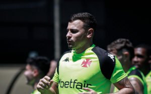 Jogador celebra gol e dedica vitória à torcida vascaína