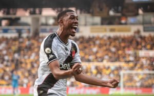 Jogador do Vasco é absolvido pelo STJD e volta a jogar