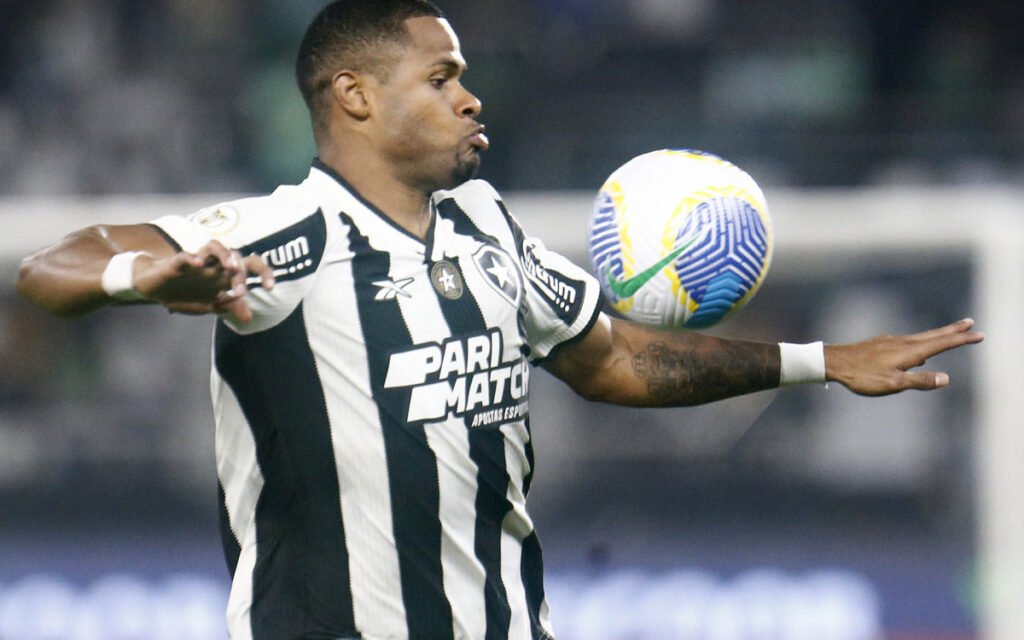 Júnior Santos pode voltar contra o Vasco no Brasileirão