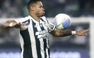 Júnior Santos pode voltar contra o Vasco no Brasileirão