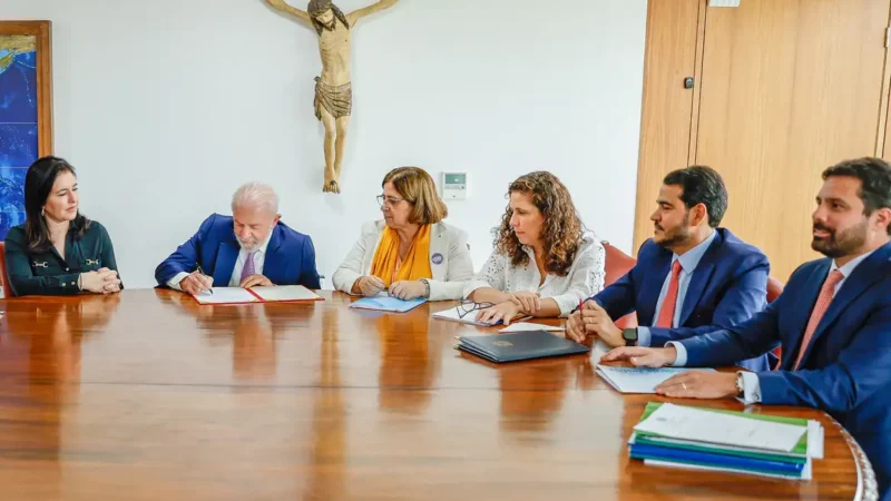 Lula sanciona lei que aumenta pena de feminicídio para até 40 anos