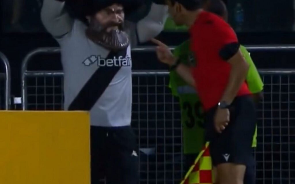 Mascote do Vasco atrapalha o jogo e leva bronca do bandeira - Vídeo