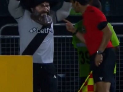 Mascote do Vasco atrapalha o jogo e leva bronca do bandeira - Vídeo