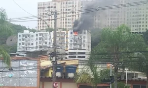 Niterói: Incêndio em prédio da Zona Norte mobiliza bombeiros - Vídeo