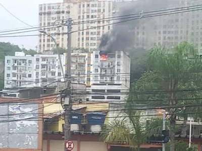 Niterói: Incêndio em prédio da Zona Norte mobiliza bombeiros - Vídeo