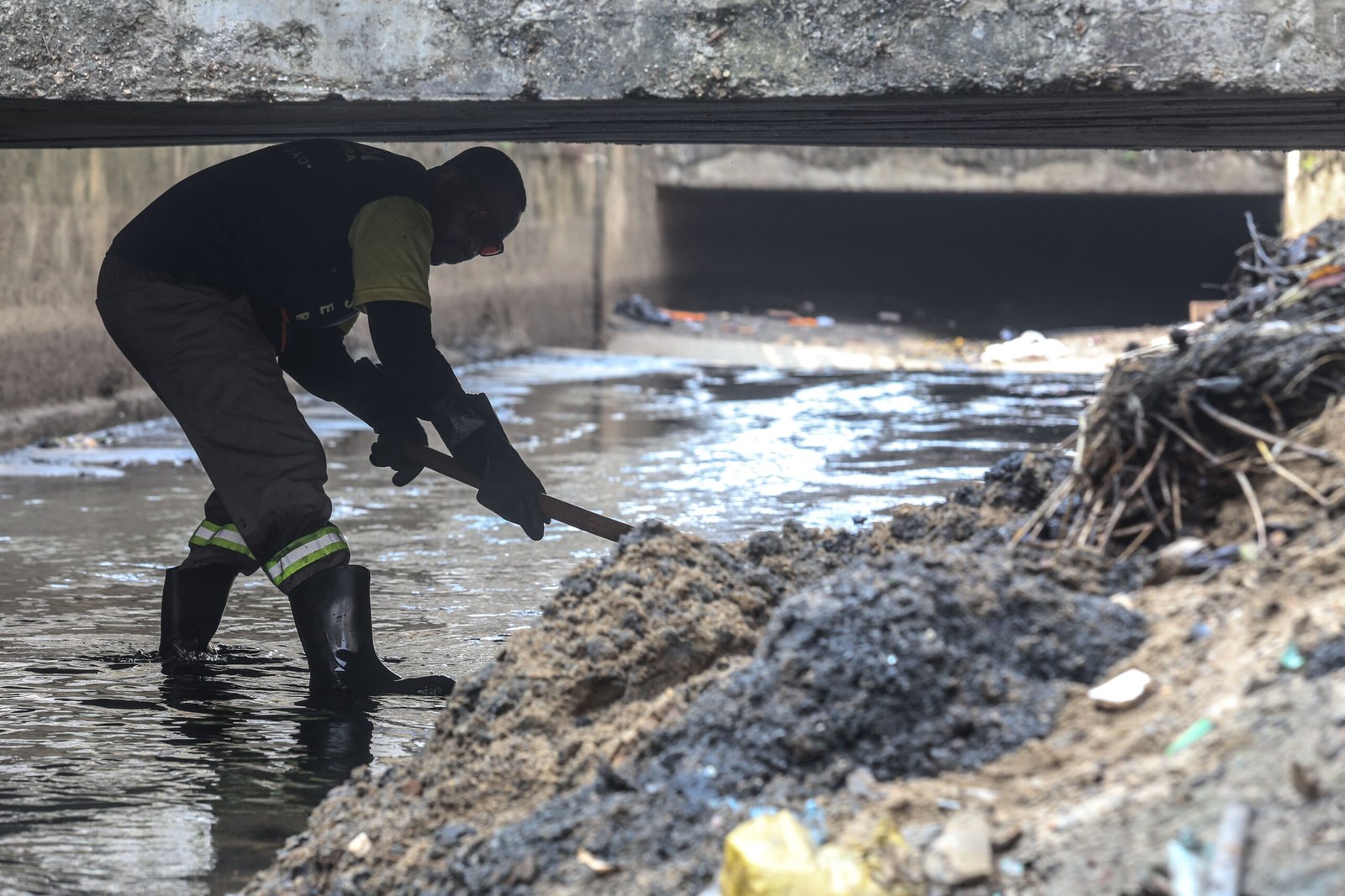 Niterói: Manutenção de ralos em Icaraí reduz risco de alagamentos
