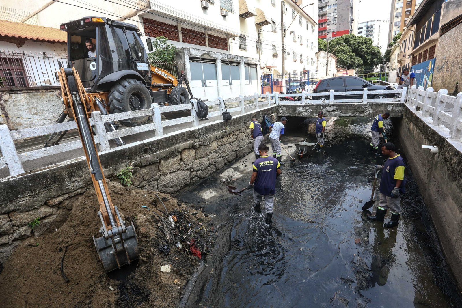 Niterói: Manutenção de ralos em Icaraí reduz risco de alagamentos
