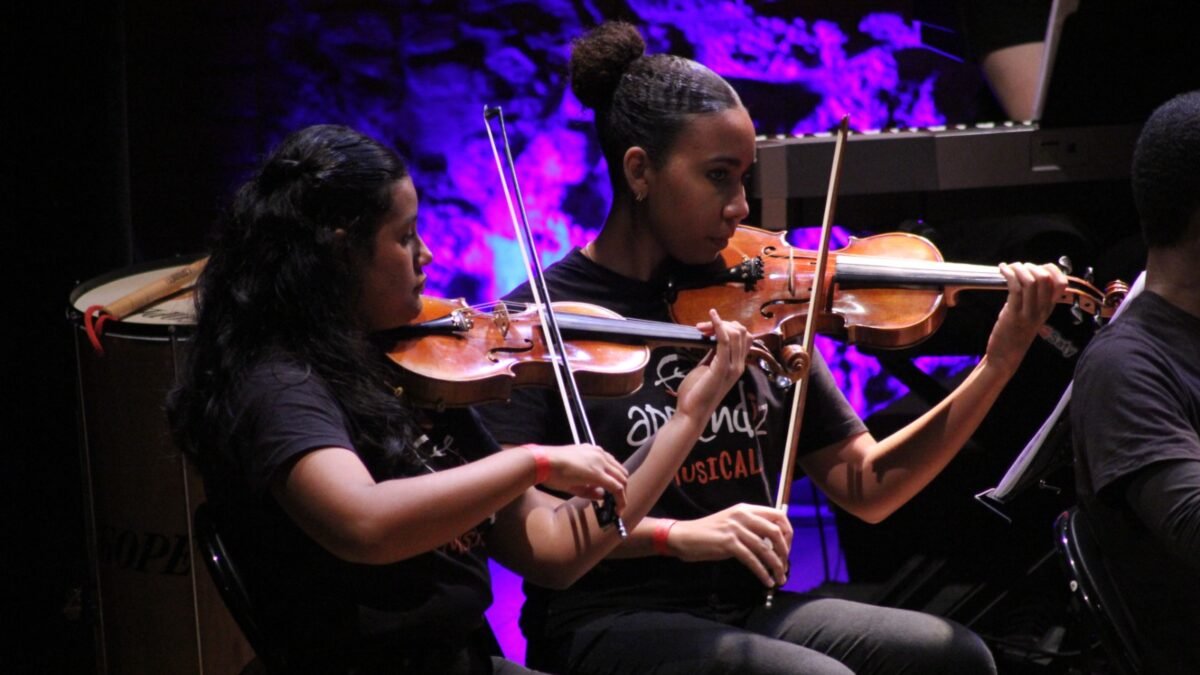 Niterói: Orquestra Aprendiz apresenta espetáculo gratuito no Theatro Municipal