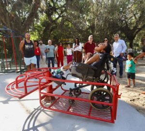 Praças de Niterói ganham novos brinquedos adaptados, que proporcionam diversão inclusiva no mês das crianças | Luciana Carneiro/Divulgação/Prefeitura de Niterói