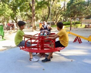 Praças de Niterói ganham novos brinquedos adaptados, que proporcionam diversão inclusiva no mês das crianças | Luciana Carneiro/Divulgação/Prefeitura de Niterói