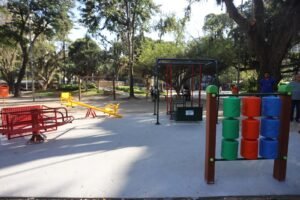 Praças de Niterói ganham novos brinquedos adaptados, que proporcionam diversão inclusiva no mês das crianças | Luciana Carneiro/Divulgação/Prefeitura de Niterói