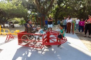 Praças de Niterói ganham novos brinquedos adaptados, que proporcionam diversão inclusiva no mês das crianças | Luciana Carneiro/Divulgação/Prefeitura de Niterói