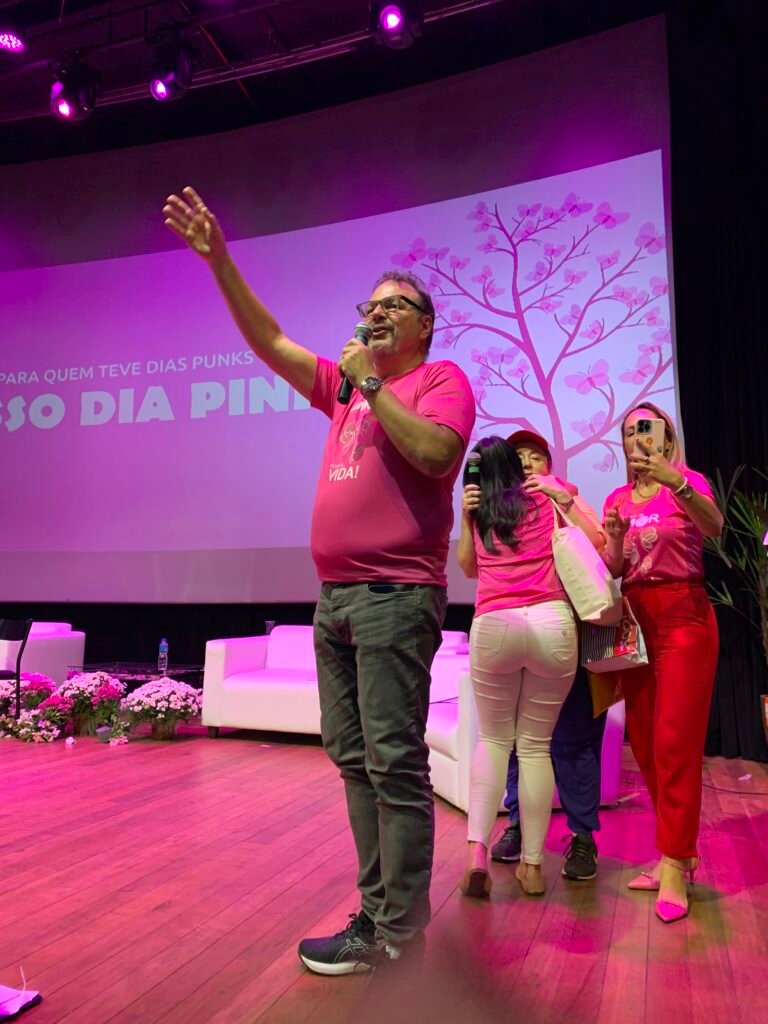 O mastologista Rodrigo Souto encerrando o Dia Pink