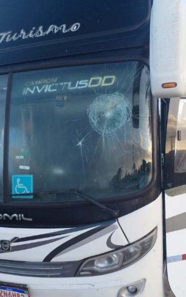 Ônibus de torcedores do Botafogo é apedrejado na fronteira