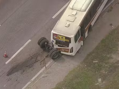 Ônibus perde eixo traseiro em Duque de Caxias, causando curiosidade de motoristas